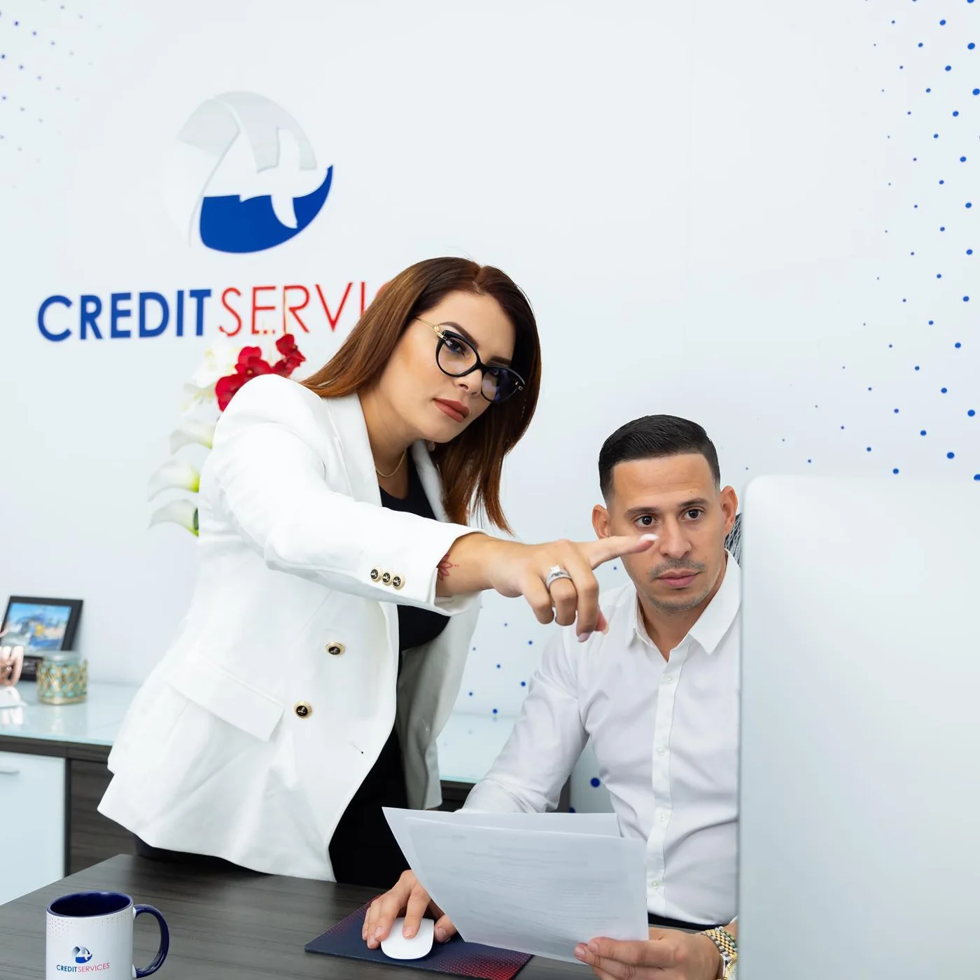 Adony y Yeni Pérez, fundadores de A Plus Credit Services, en un escritorio de su oficina
