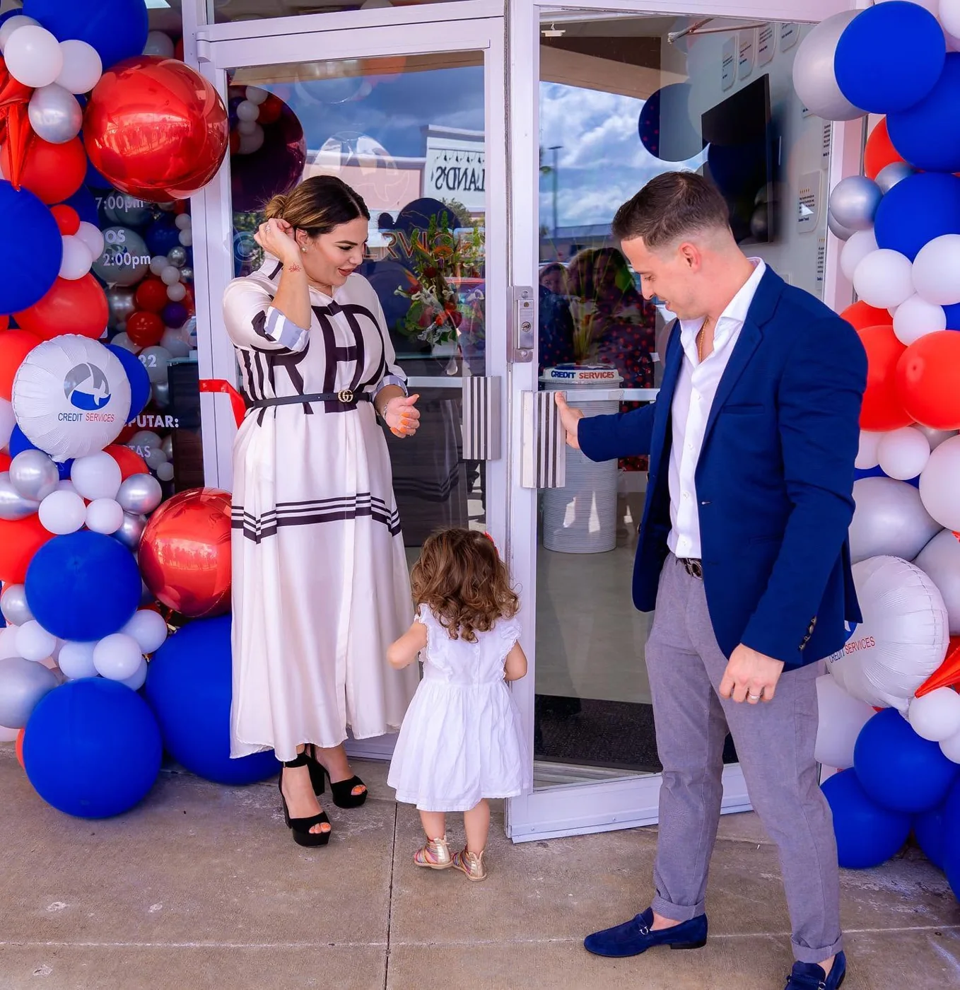 Adony y Yeni Pérez, fundadores de A Plus Credit Services, en la inauguración de la oficina de Coral Way