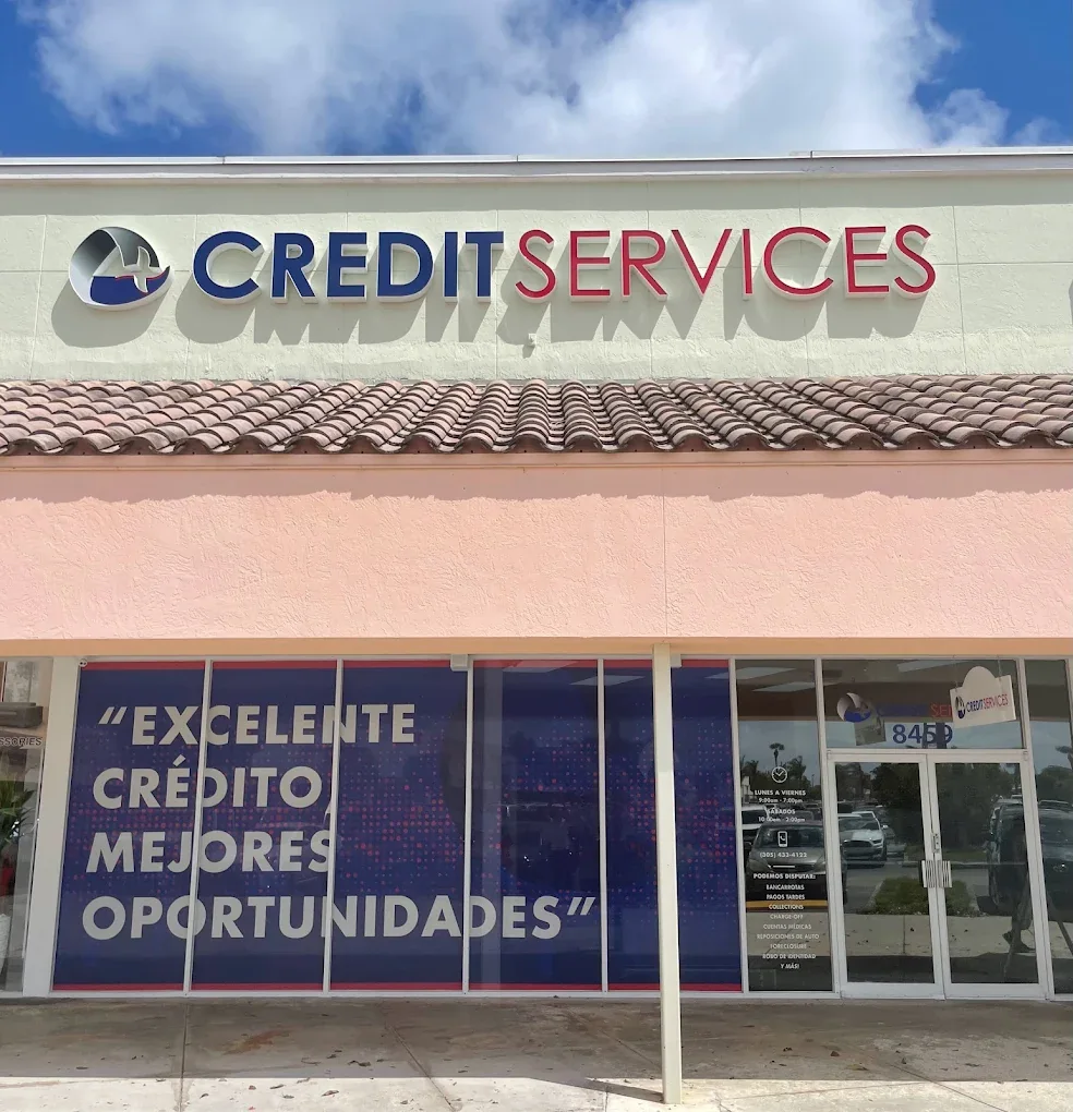 Letrero de Credit Services sobre la entrada de la oficina
